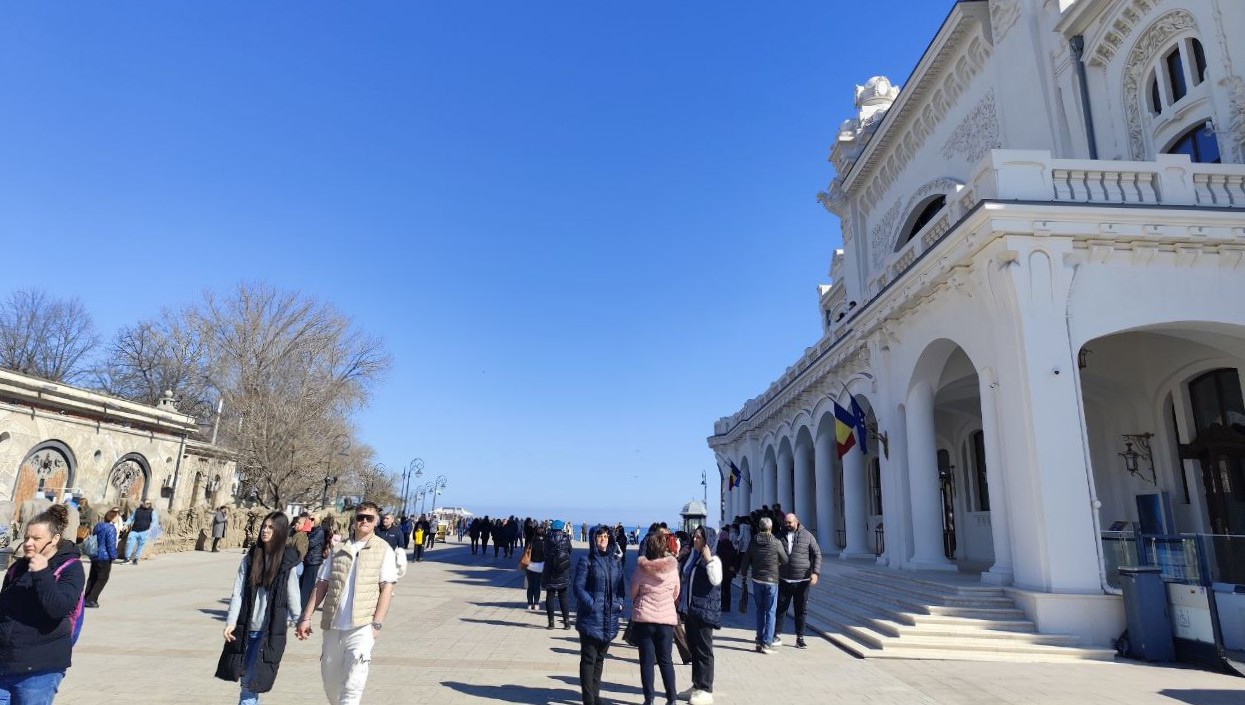 FOTO VIDEO Zi de primăvară autentică la Constanța. Localnicii au luat cu asalt faleza Cazinoului