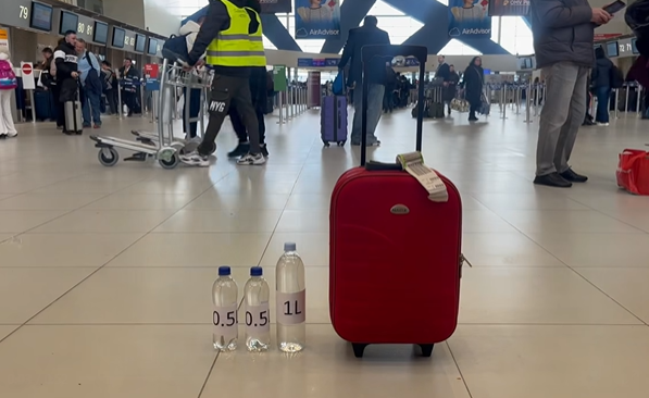 VIDEO De azi, intră în vigoare noi reguli pe aeroporturile din București. Pot fi duse în bagajul de mână lichide, aerosoli și gel