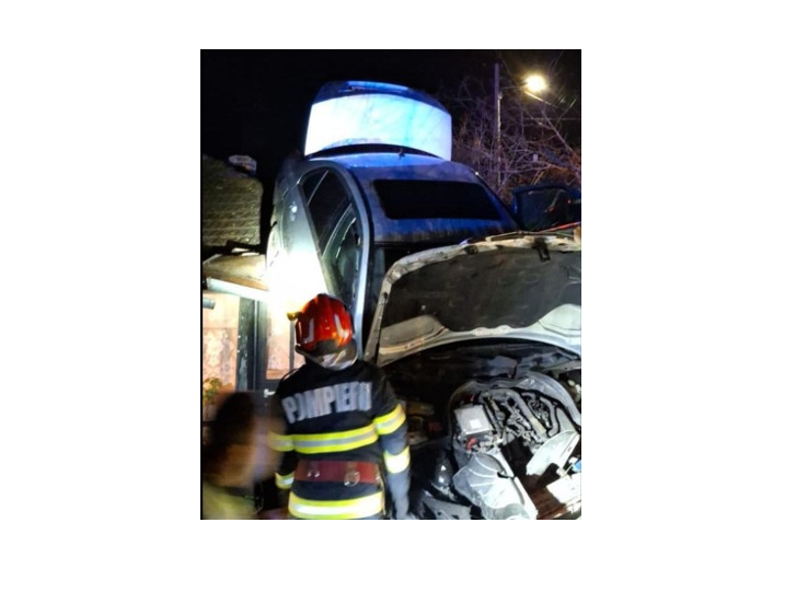 Cascadorie la ceas de seară: Un autoturism a ajuns pe acoperişul unei case. Vezi aici cum s-a întâmplat totul!