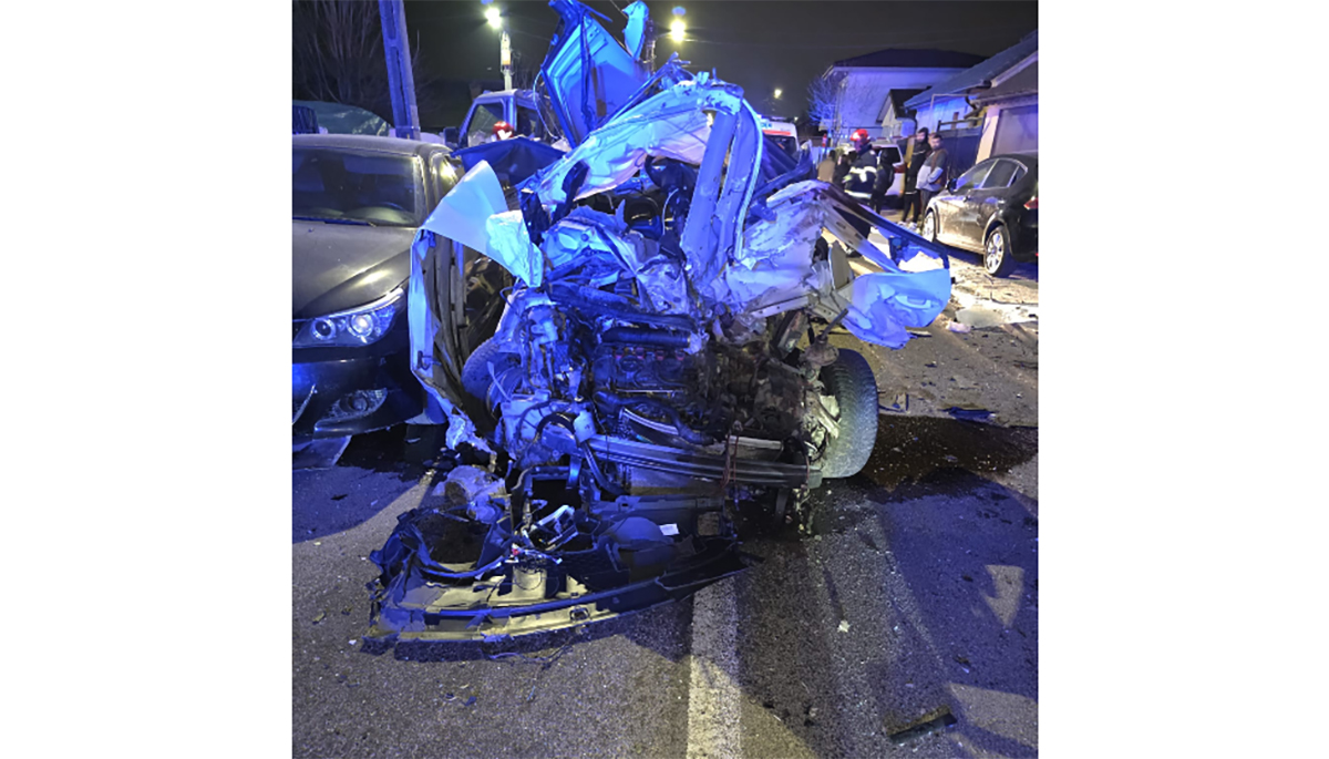 OFICIAL: Cum s-a produs accidentul de azi noapte din Ovidiu: Un autoturism a acroșat șapte mașini. Șoferul și un minor, la spital