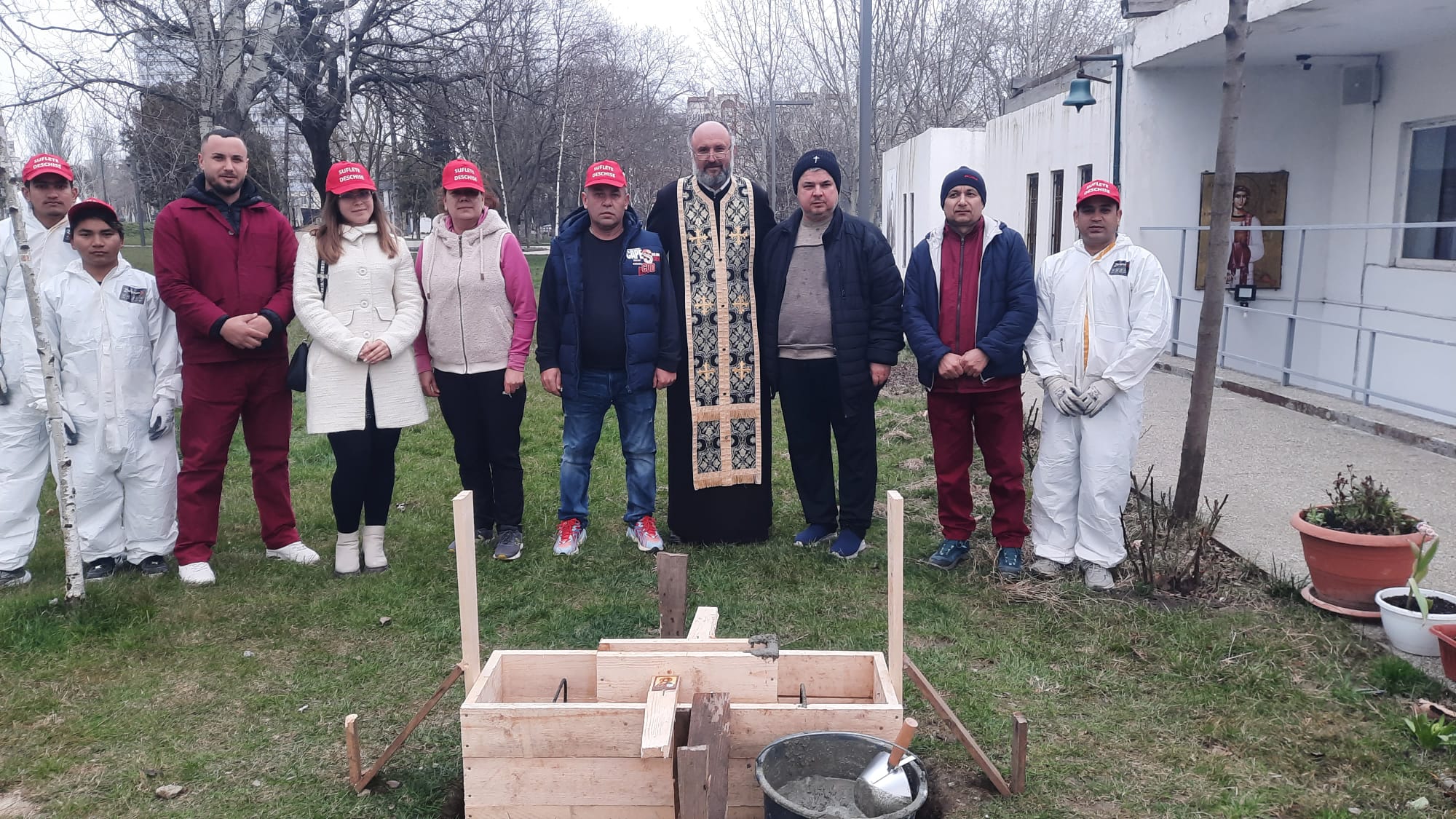 FOTO Asociaţia Suflete deschise a pus piatra de temelie a unui monument în Parcul Gării: Zece troițe, ctitorite în județul Constanța