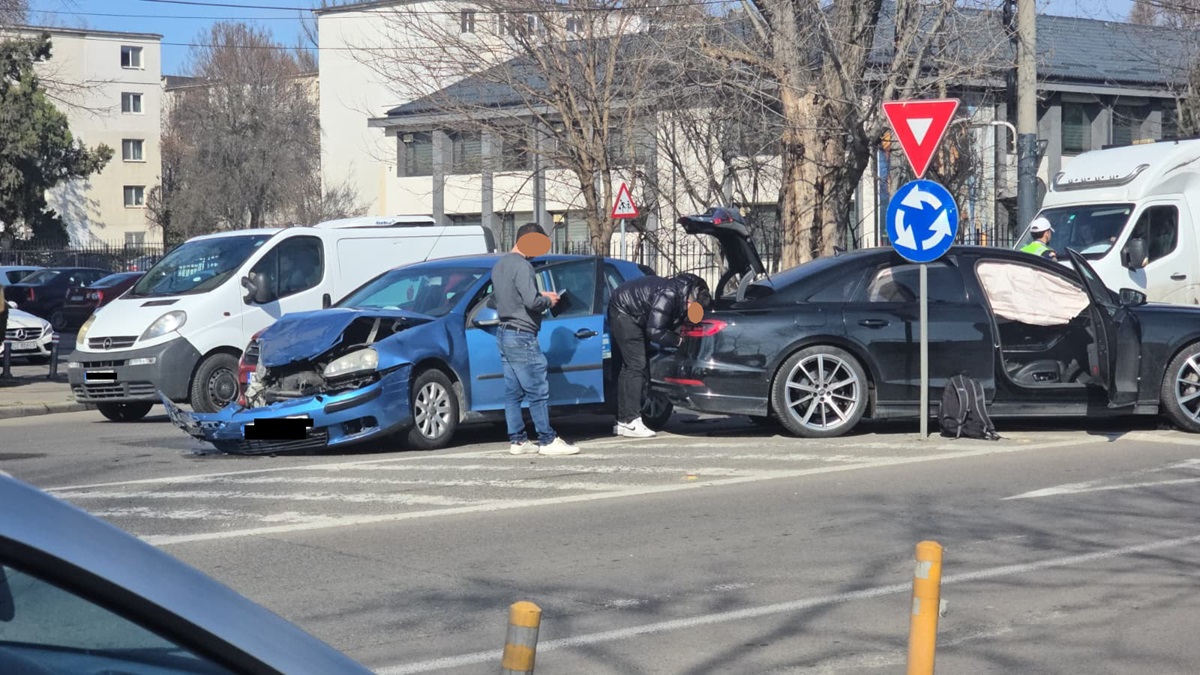 FOTO VIDEO Două mașini s-au ciocnit lângă Școala 8 din Constanța