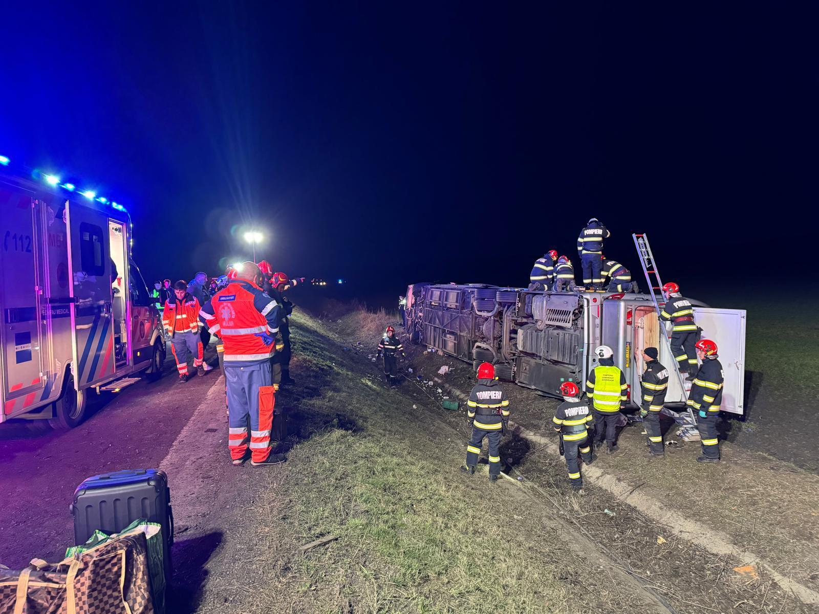 Un autocar în care se aflau 44 de persoane s-a răsturnat. O persoană a MURIT. A fost activat PLANUL ROȘU 