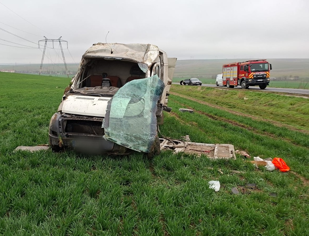 Accident pe DN22, lângă Sibioara! O dubă s-a răsturnat