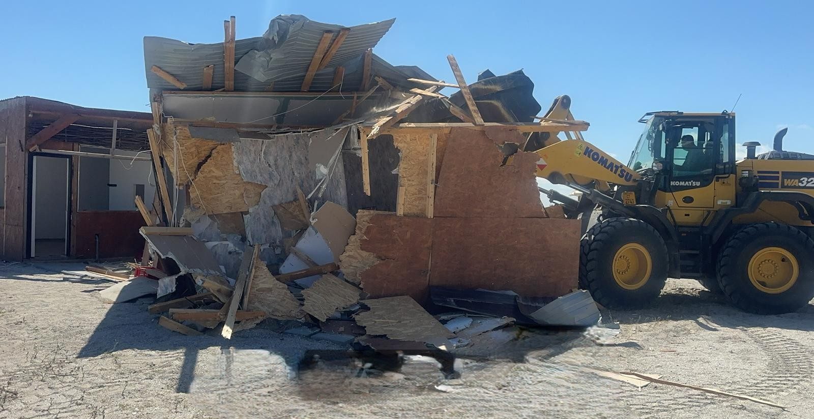 105 beach-baruri ilegale descoperite pe plajele de la Năvodari la Vama Veche în vara 2025. ABADL va formula acțiuni în instanță pentru recuperarea prejudiciului adus statului român