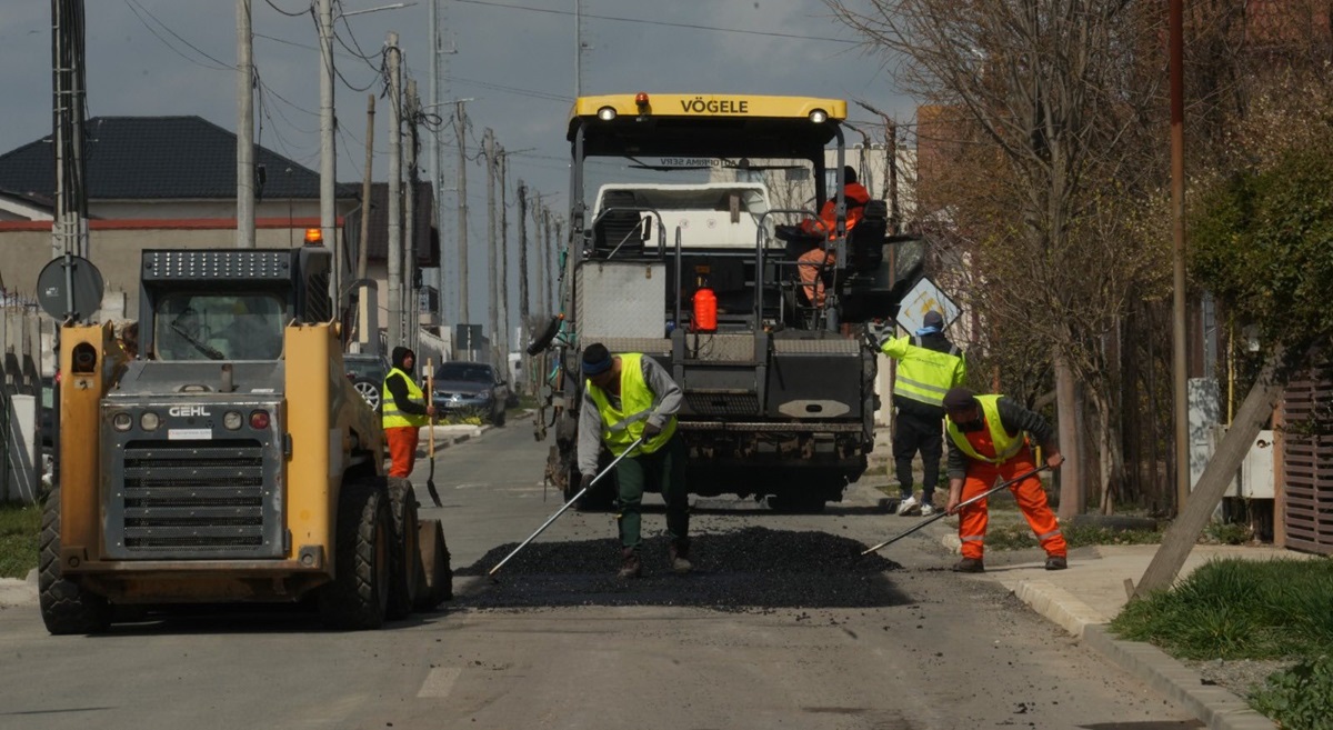FOTO Primăria Cumpăna a demarat lucrările de refacere a infrastructurii rutiere din comună! Iată străzile unde au intervenit utilajele