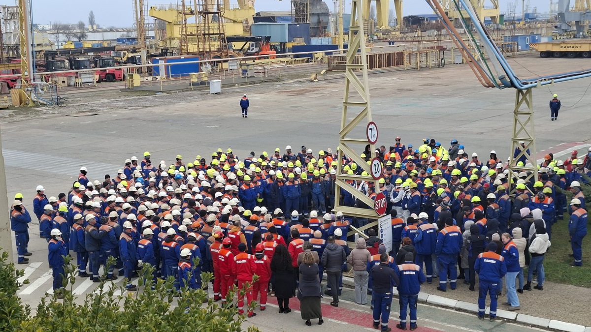 VIDEO UPDATE Proteste ZILNICE la Damen Shipyards Mangalia SA: Angajații din Șantierul Naval Mangalia cer aprobarea Planului de reorganizare! Ce spune liderul sindical Laurențiu Gobeajă