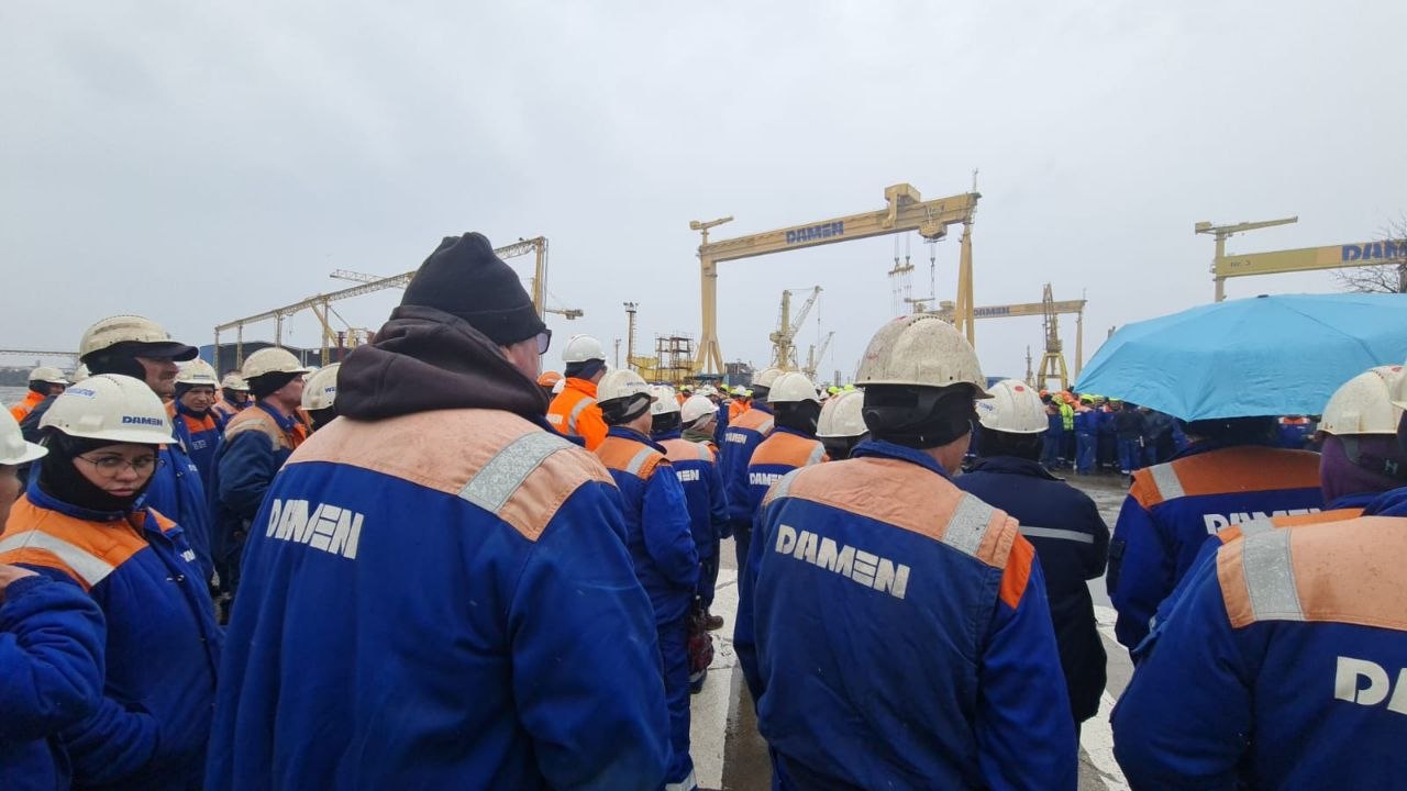 FOTO VIDEO A 8-a zi de proteste la Damen Shipyards Mangalia SA! Oamenii cer, în ploaie, aprobarea Planului de Reorganizare a societății și a actelor de Guvern necesare pentru deblocarea salariilor