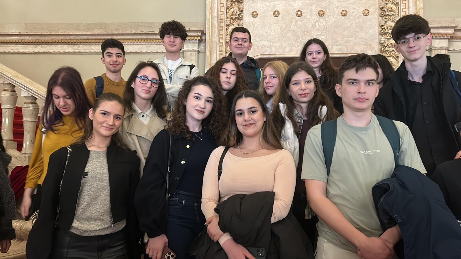 FOTO Liceeni din Medgidia, prezenți la Opera Națională București, la un eveniment organizat la inițiativa Fundației Laude-Reut