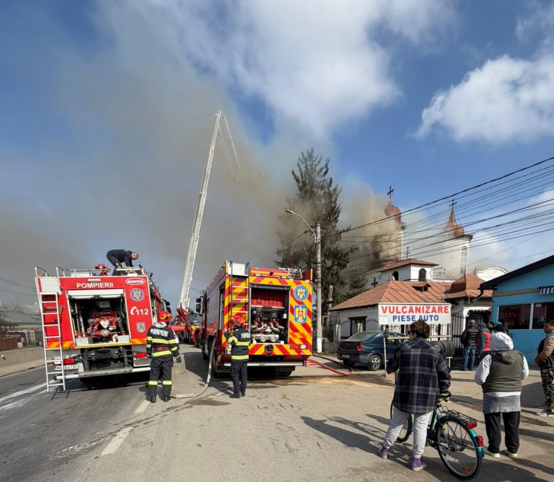 VIDEO Incendiu puternic la o biserică monument istoric
