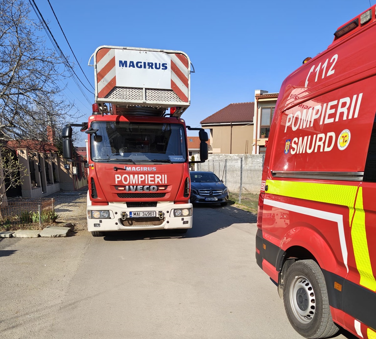Incendiu puternic în Năvodari. Un garaj a fost cuprins de flăcări, iar focul s-a extins la o casă