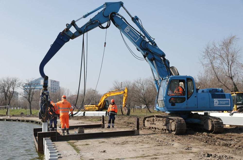 FOTO Au început lucrările de reabilitate a malurilor lacului Tăbăcărie