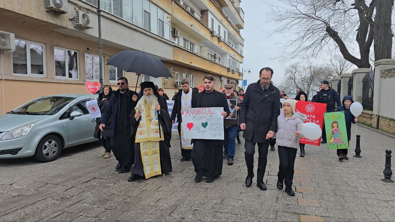 LIVE FOTO Marșul pentru Viață a început la Constanța. Sunt prezenți peste 100 de participanți, alături de ÎPS Teodosie