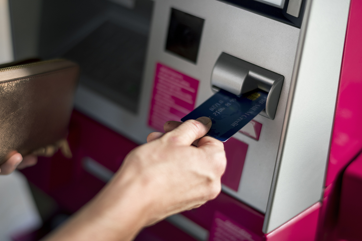 Escrocii au inventat metoda firului INVIZIBIL: Cum puteți rămâne fără bani la bancomat