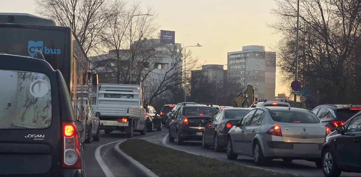 FOTO JALE în trafic în zona telegondolei din Mamaia: Se circulă bară la bară până la trecerea de pietoni de la Campus