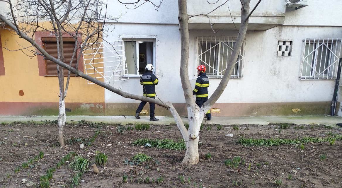 FOTO VIDEO Intervenție de URGENȚĂ pe strada Arcului din Constanța: O femeie care nu mai răspundea la telefon, salvată de pompieri