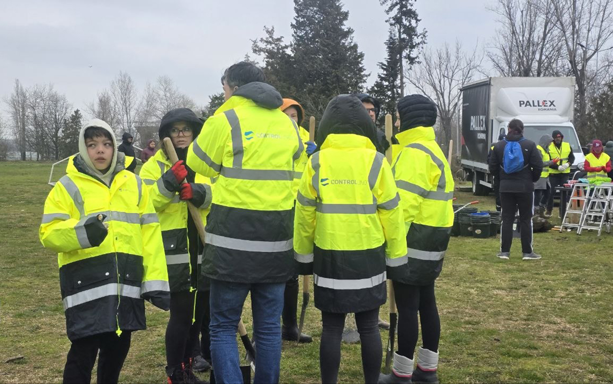 acțiune de plantare de copaci, organizată de Asociația Caravana Fericirii