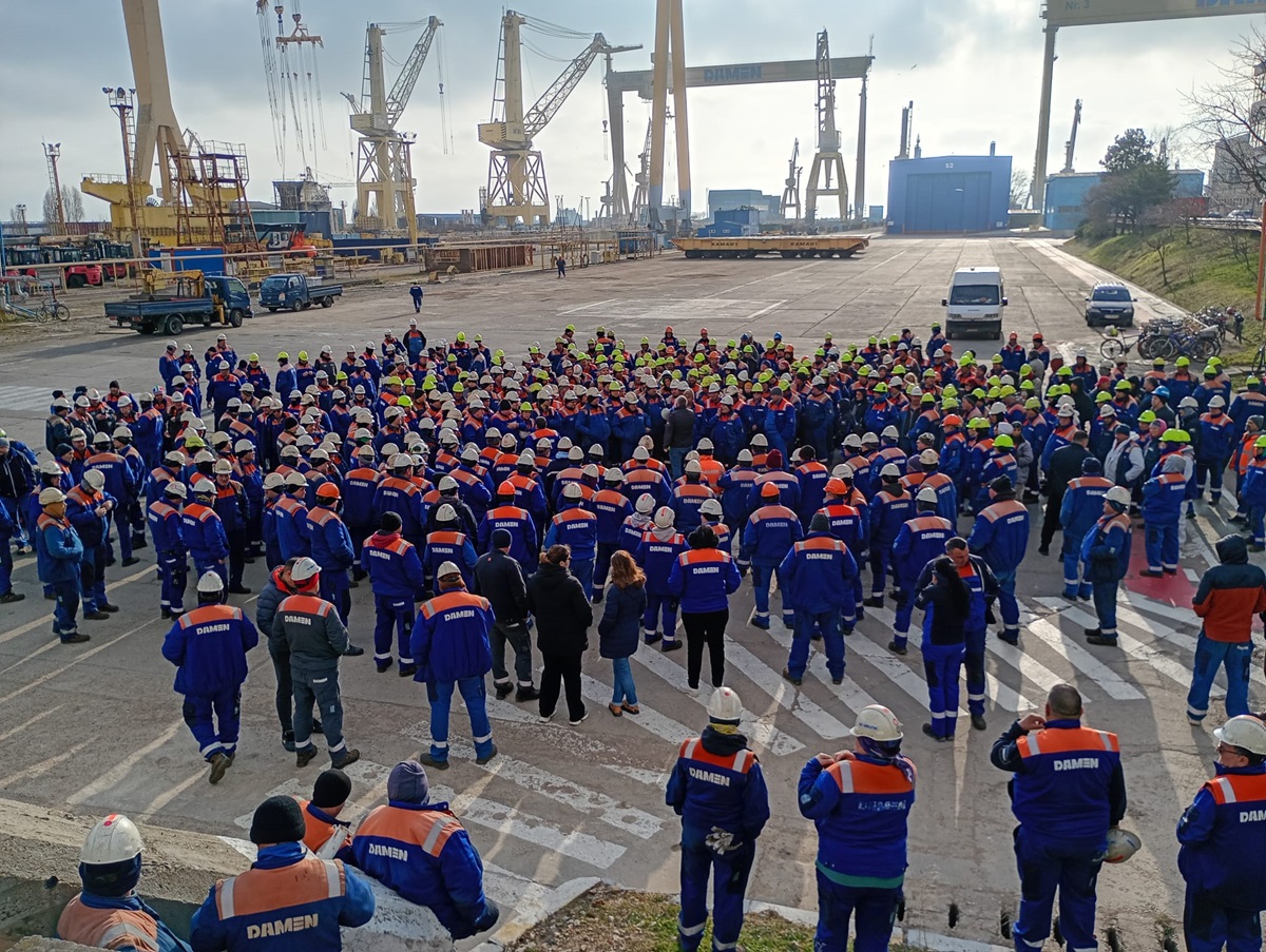 FOTO VIDEO Protest SPONTAN la Șantierul Naval Mangalia, operat de Damen Shipyards: A treia lună de salarii NEPLĂTITE, spun sindicaliștii! Declarații