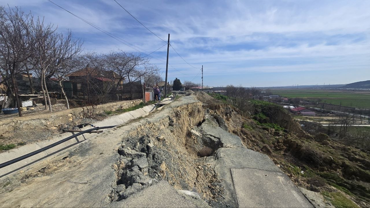 FOTO Primăria Saligny, demersuri pentru efectuarea unei expertize după surparea unei bucăți dintr-o stradă