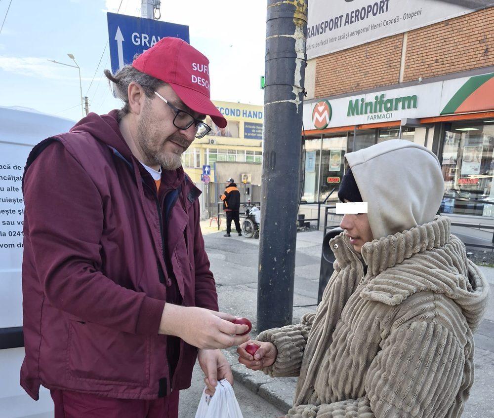FOTO Voluntarii Asociației Suflete Deschise au adus Lumina Învierii oamenilor străzii în ziua de Paște