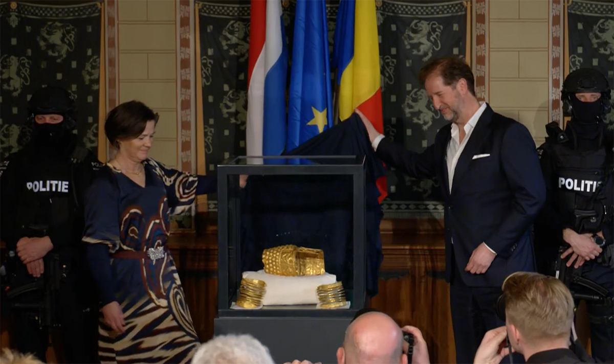 FOTO În ce stare sunt coiful de la Coţofeneşti şi cele două brăţări dacice: Cum ar fi fost recuperate