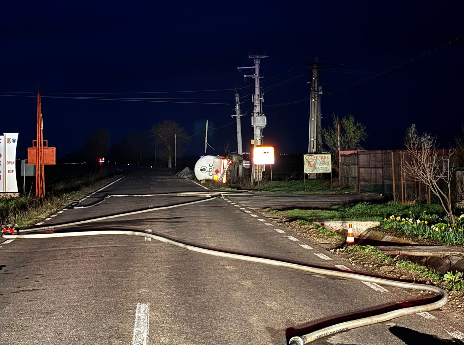 FOTO O cisternă încărcată cu GPL s-a răsturnat pe un drum național