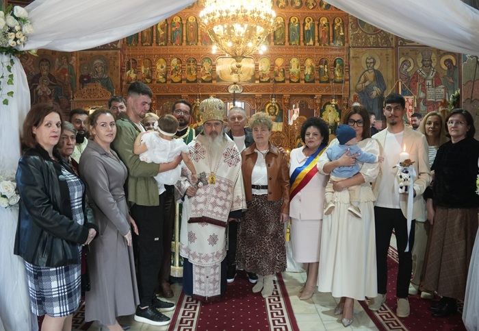 FOTO Primăria Cumpăna continuă tradiția. Doi copii aflați în asistență maternală au fost botezați de Înalt Prea Sfinția Sa Teodosie