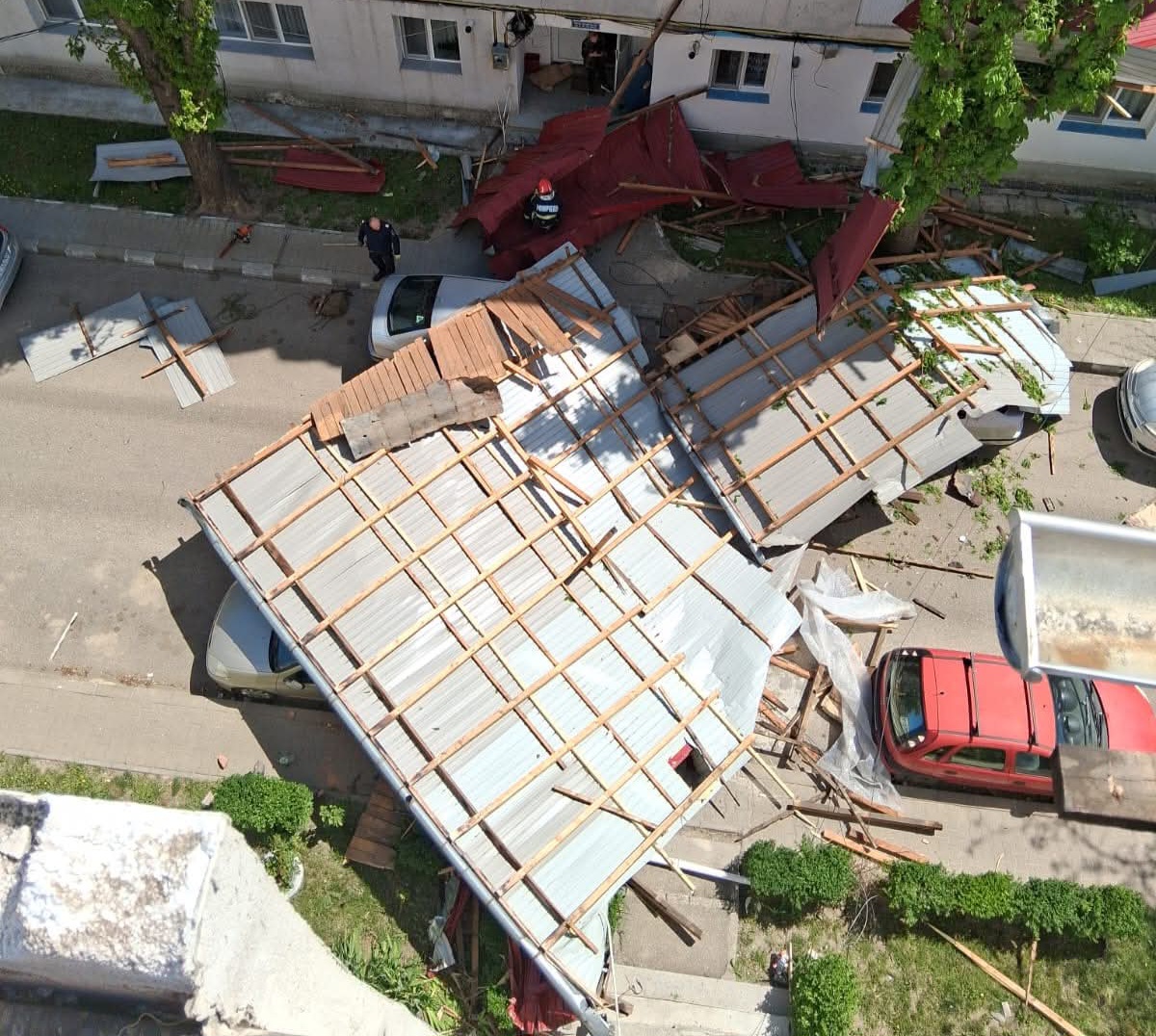 TRAGEDIE Un bărbat a murit după ce a fost strivit de un acoperiș muls de vânt în timpul unei vijelii