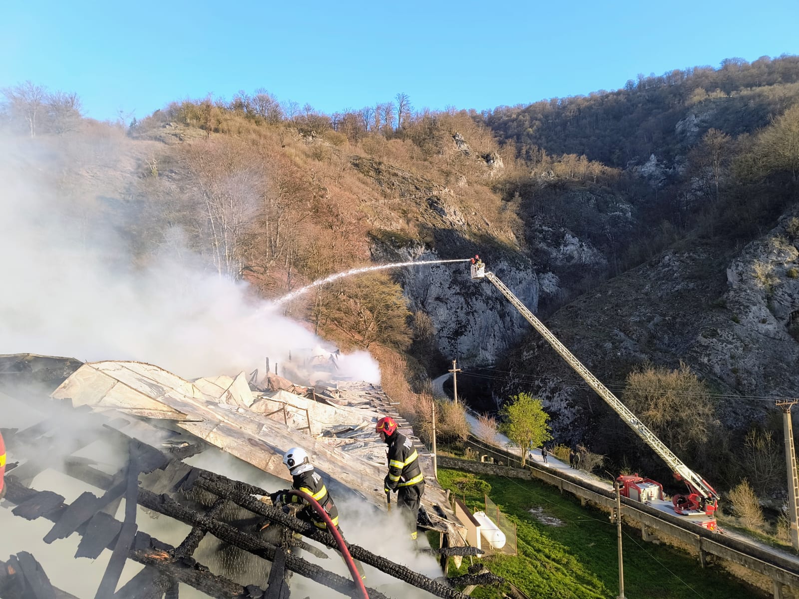 UPDATE VIDEO Incendiu violent la o mănăstire cunoscută, în noaptea de Înviere. O măicuță a fost găsită decedată