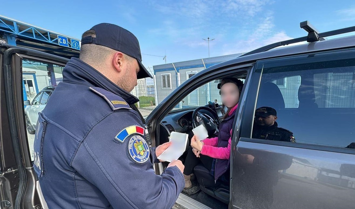 Haine contrafăcute de 1 milion de lei, aduse de doi polonezi, au fost găsite de polițiștii de frontieră într-un microbuz