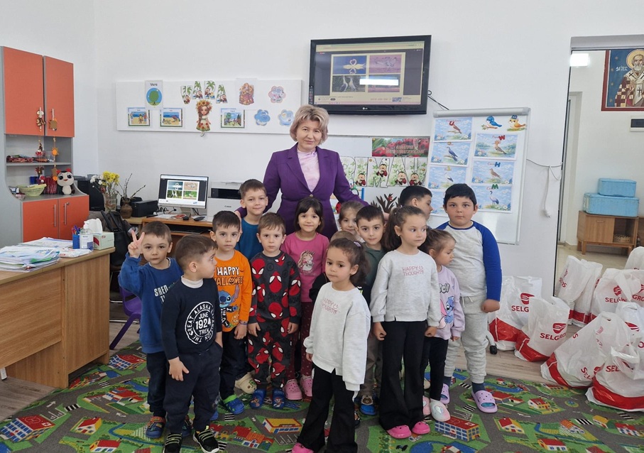 FOTO Iepurașul a ajuns deja în comuna Fântânele: Primăria a oferit daruri copiilor din comunitate