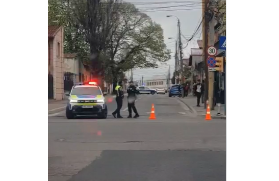 Scene violente pe o stradă din Constanța: un bărbat a fost tăiat pe față și altul bătut de indivizi coborâți dintr-o mașină