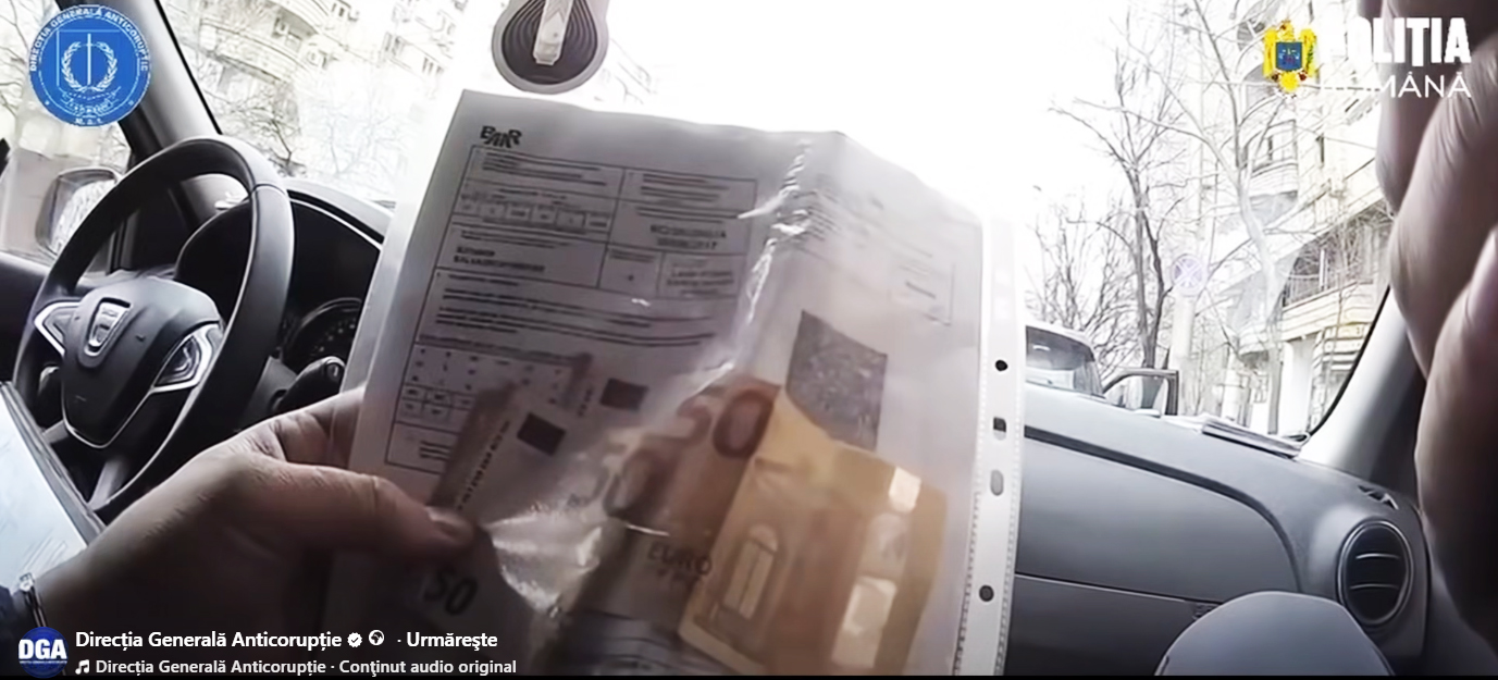 VIDEO Momentul filmat în care o șoferiță vrea să dea MITĂ unui polițist: Nu putem să rezolvăm altfel?