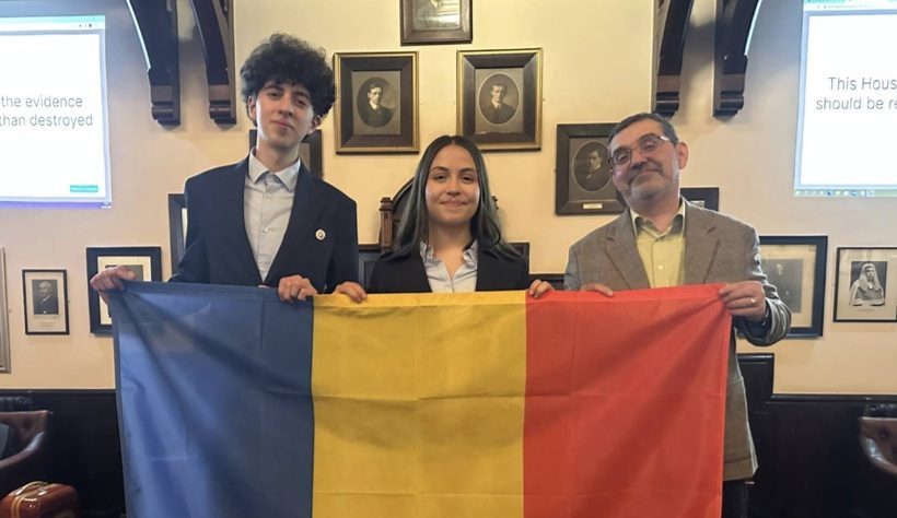 Theodora-Raya Sorici și David Țapu, elevi ai Colegiului Național Mircea cel Bătrân, au reprezentat România la competiția Cambridge Schools Debate Tournament