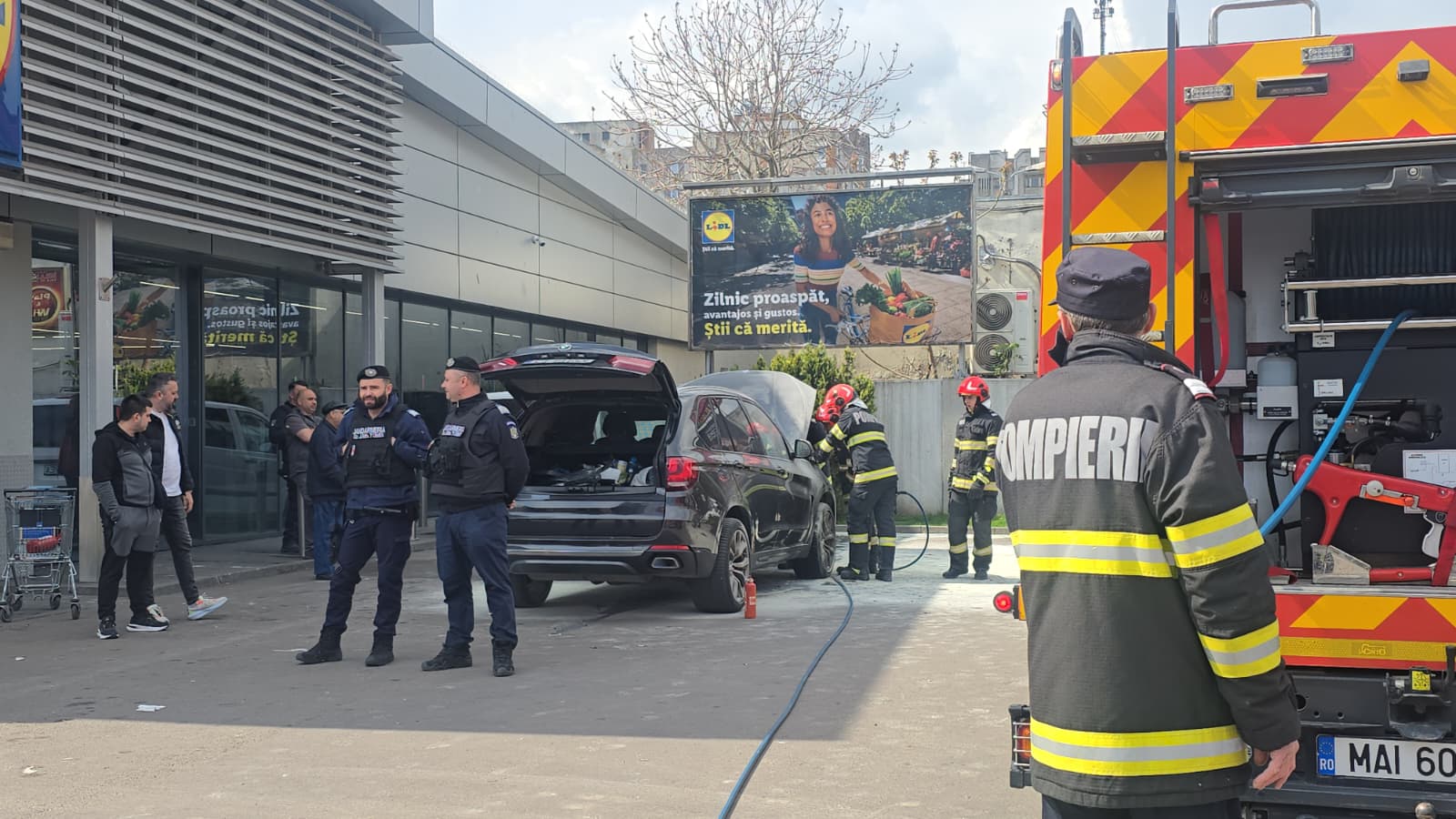 FOTO VIDEO ALERTĂ pe strada Soveja: Un autoturism a luat FOC în parcarea LIDL