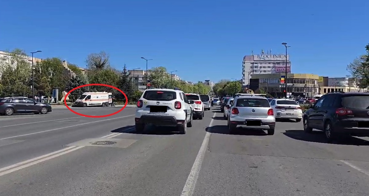 VIDEO INCREDIBIL O femeie din Constanța ar fi SĂRIT din ambulanță, în drum spre spitalul de la Palazu!
