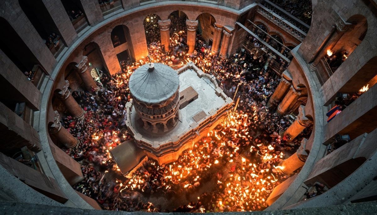 Lumina Sfântă s-a pogorât la Biserica Sfântului Mormânt din Ierusalim! Iată când va ajunge în România