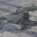 O nouă ALERTĂ! O femeie a chemat autoritățile după ce a găsit o bucată de dronă pe plaja din Tuzla