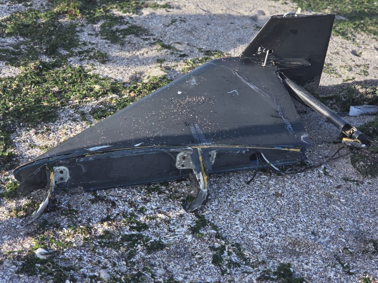UPDATE FOTO ALERTĂ în Tuzla! Bucăți dintr-o dronă au fost găsite pe plajă