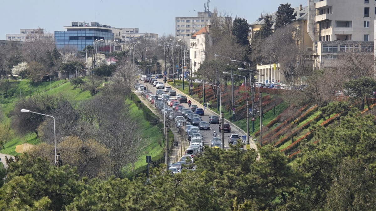 Constanța: Puhoi de lume în zona peninsulară. Autobuzele de pe linia 42 nu mai ajung temporar în Portul Tomis. Traseul, scurtat până la Poarta 1
