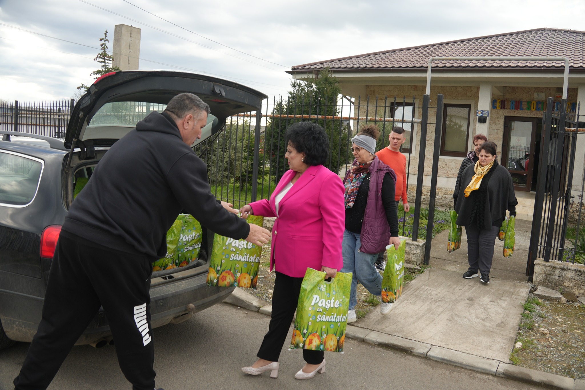Solidaritate pentru 350 de persoane defavorizate. Primăria și Consiliul din Cumpăna a oferit pachete cu alimente în prag de Paște