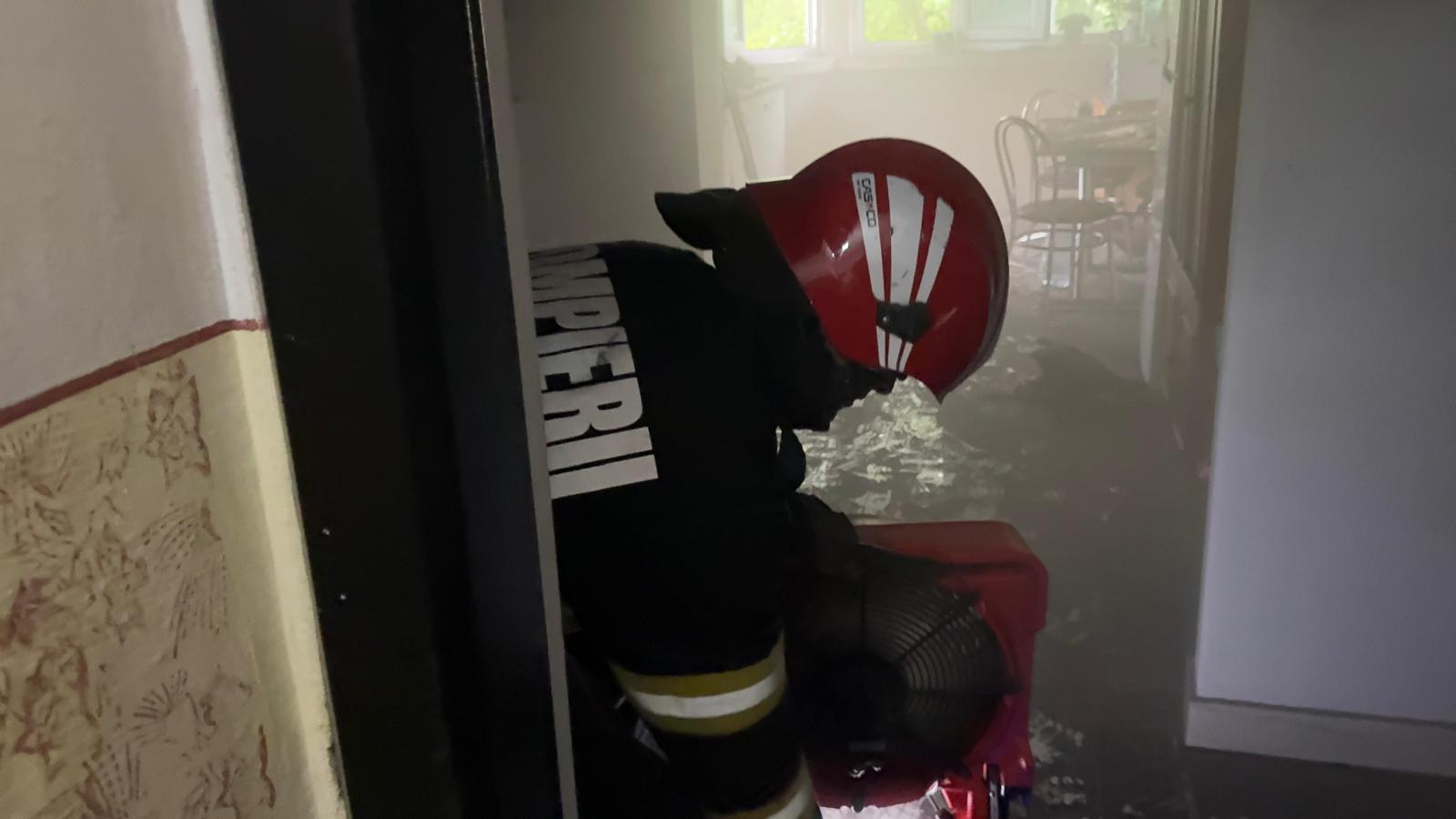 VIDEO Incendiu puternic într-un apartament din Tulcea. O femeie a ajuns la spital