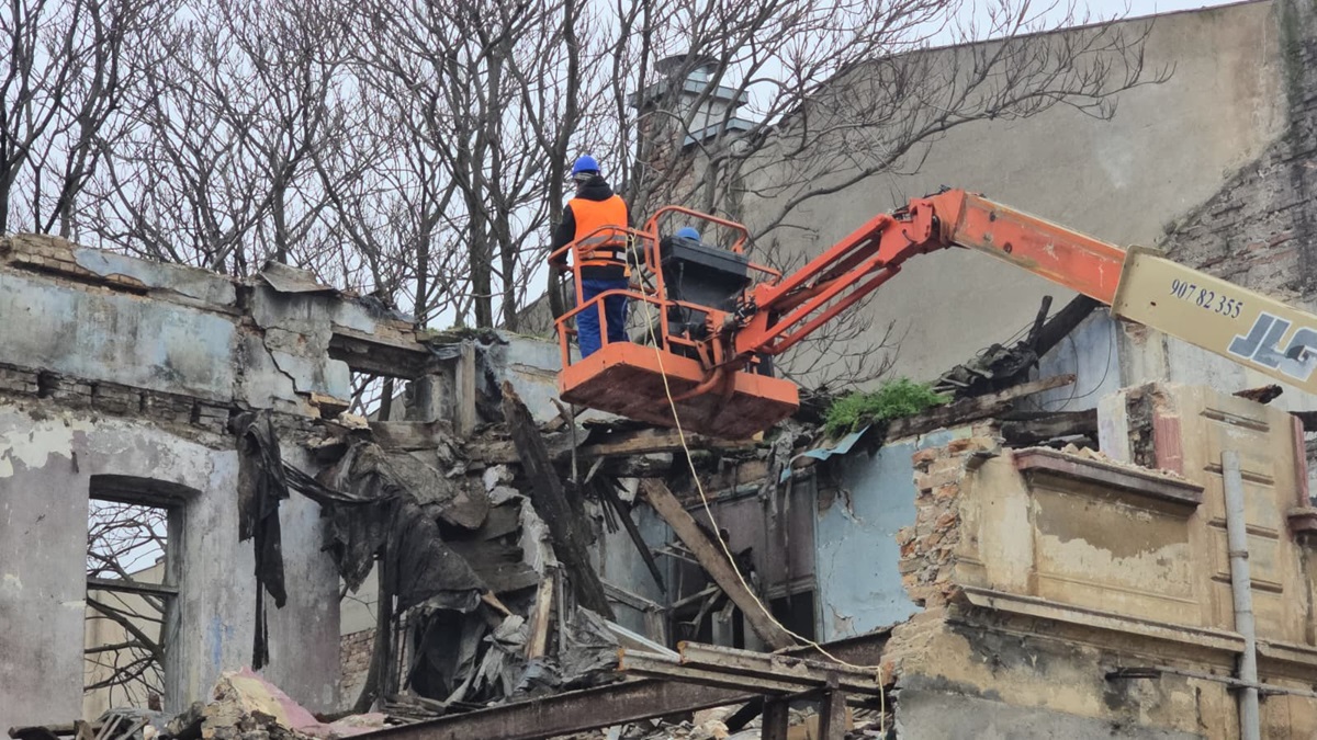 FOTO VIDEO Adevărat ȘANTIER la imobilul deținut de compania Florinei Moscu, achitată alături de Radu Mazăre, pe strada Vasile Alecsandri! Proiectul anunța reconstruirea fațadelor în forma inițială