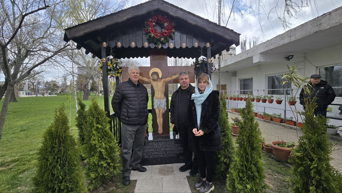 FOTO Troița ridicată de Asociația Suflete Deschise în parcul de la Gară, lângă biserica Sfântul Ștefan, este sfințită de ÎPS Teodosie