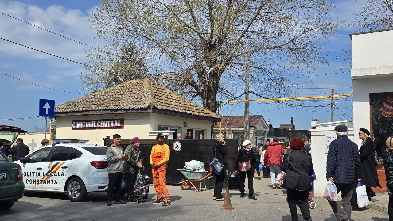 FOTO Pomană transportată cu ROABA la Constanța: Paștele Blajinilor a umplut cimitirele din municipiu. Traficul este extrem de aglomerat