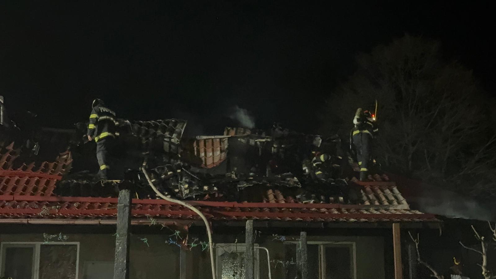 FOTO Pompierii voluntari tulceni au preîntâmpinat un dezastru după ce un incendiu a izbucnit într-o locuință din Isaccea