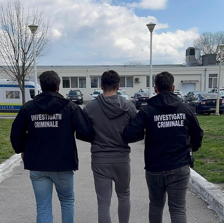 Constanța: Tânăr depistat de polițiști după ce și-a obligat iubita să presteze servicii sexuale și a furat un seif plin cu bani