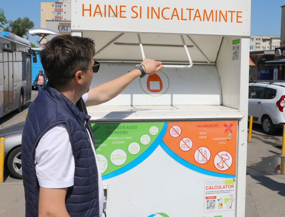 44 de containere pentru colectarea hainelor vechi și a încălțămintei deteriorate, disponibile pentru constănțeni. Vezi aici unde se află!