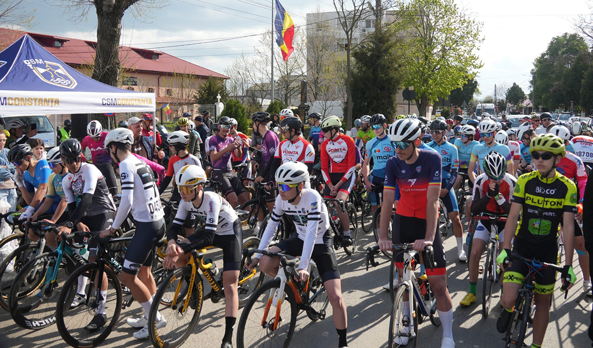 FOTO Turul Dobrogei la Ciclism 2026 a luat startul la Cumpăna: 250 de sportivi se întrec pe un traseu de 65 de kilometri