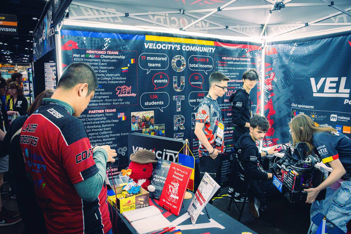 Elevii echipei Velocity, campioni mondiali la robotică